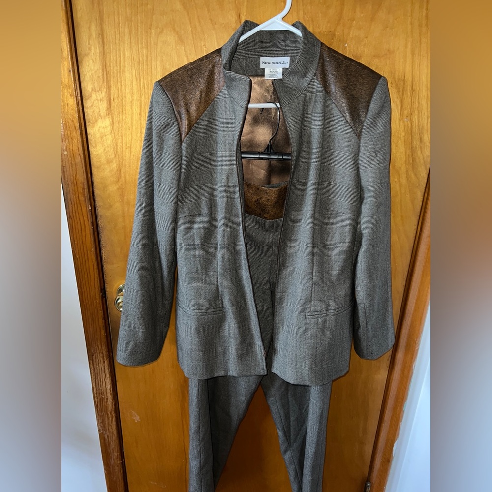100% wool Harvé Bernard Sport, zip up blazer with matching pants